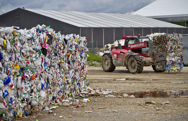 Večina odpadne plastike so izdelki za kratkotrajno uporabo, med njimi je prva embalaža. FOTO: Jože Suhadolnik/Delo