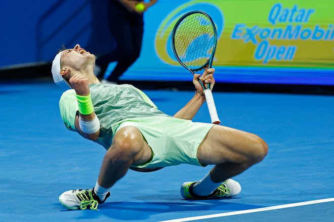 Češki igralec Jakub Menšik slavi po zmagi v četrtfinalnem dvoboju proti Rusu Andreju Rublevu na teniškem turnirju ATP Qatar Open v Dohi. Foto: Karim Jaafar/Afp