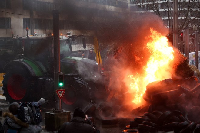 Na več krajih so protestniki zakurili ogenj, med drugim zažigajo pnevmatike. FOTO: Yves Herman/Reuters