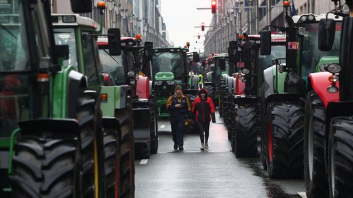 Bruselj različne ukrepe pripravlja, potem ko so se v številnih evropskih državah kmetje odpravili na ulice, med drugim v Nemčiji, Franciji, Belgiji in Španiji, pa tudi v Sloveniji.  FOTO: Yves Herman/Reuters