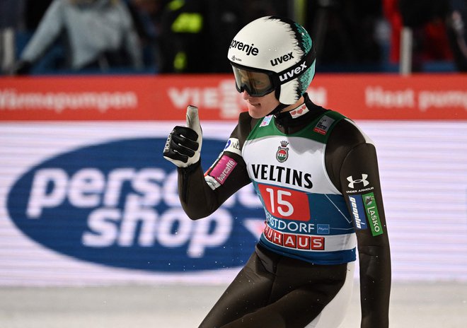 Peter Prevc po izvrstnih predstavah v Oberstdorfu skupaj s Stefanom Kraftom vodi v posebnem seštevku smučarskih poletov. FOTO: Christof Stache/AFP