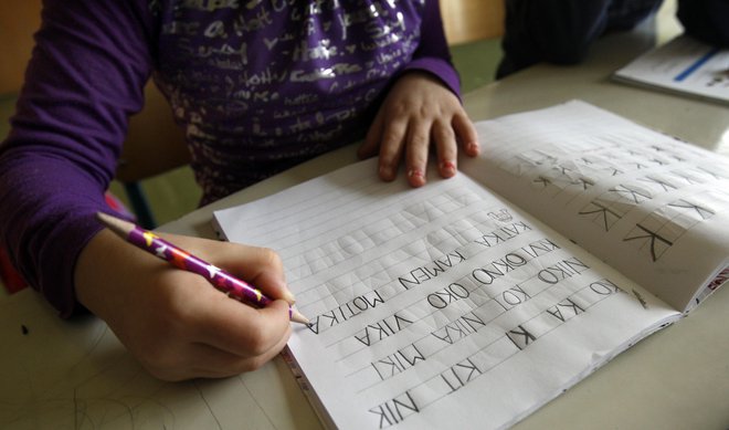 Šestletni otroci, ki komaj spoznavajo materni jezik, se bodo morali istočasno učiti tujega nacionalnega jezika, ki ima po svetu vsaj stokrat več govorcev. FOTO: Blaž Samec/Delo