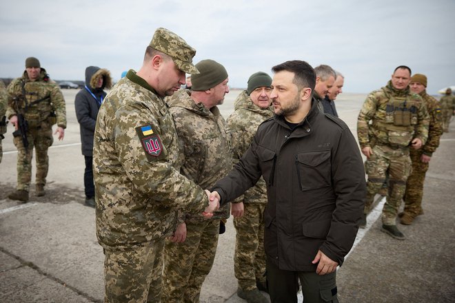 Ukrajinski predsednik Volodimir Zelenski in šef vojaške obveščevalne službe Kirilo Budanov imata v boju z Rusijo izdatno pomoč zahodnih obveščevalnih agencij. FOTO: Reuters