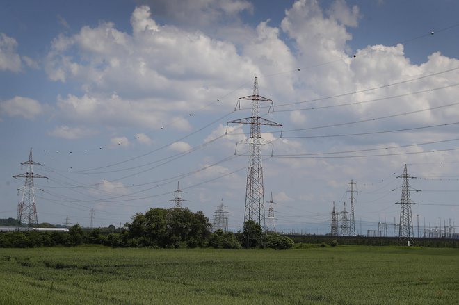 Cene za gospodinjstva v rednih cenikih prodajalcev električne energije so več kot dvakrat višje od letošnje povprečne borzne cene električne energije na slovenski borzi elektrike. FOTO: Leon Vidic/Delo