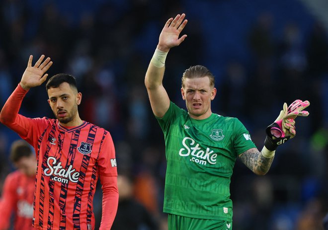 Tudi igralci Evertona v prenesenem pomenu pozdravljajo novo odločitev. FOTO: Toby Melville/Reuters