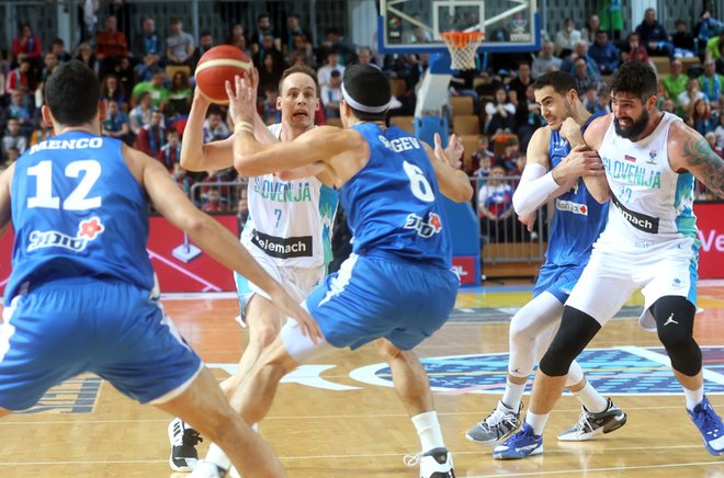 Če bi Klemen Prepelič igral le malo slabše, bi se v dvorani Bonifika marsikaj odvijalo drugače. Desno Žiga Dimec. FOTO: Blaž Samec/Delo