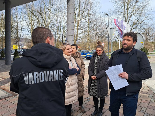 Ljudska iniciativa Velenje z Asmirjem Bećarevićem je v Teš želela odnesti zahteve, a so jih ustavili varnostniki. Kasneje je zahteve prišla iskat predstavnica za odnose z javnostmi. FOTO: Špela Kuralt/Delo