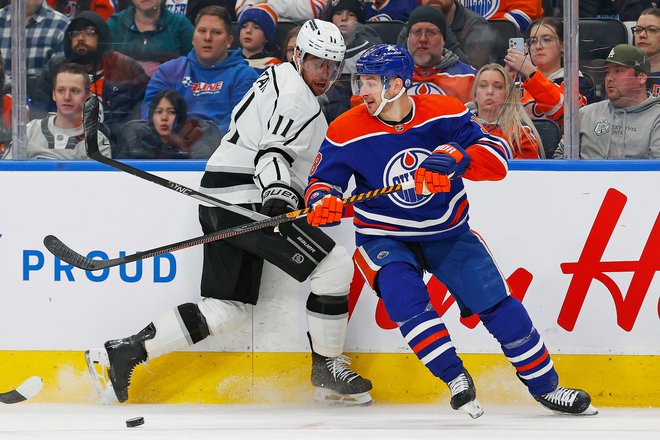 Napadalec Edmontona Zach Hyman in napadalec Los Angelesa Anže Kopitar v akciji. FOTO: Perry Nelson/Usa Today Sports