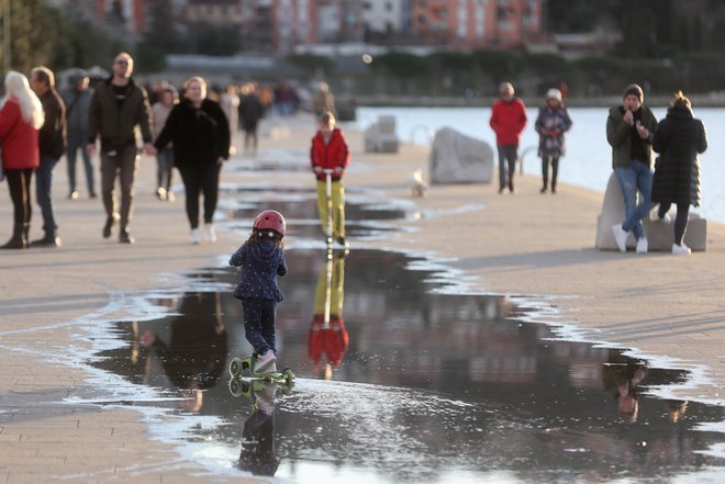 Otroški dodatek je lani v povprečju prejemalo po 329.200 upravičencev. FOTO: Blaž Samec/Delo