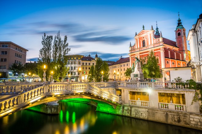 Vse poti turistov v Ljubljani vodijo na Tromostovje in tu je tudi izhodišče za vsa nova potepanja po mestu. FOTO: Shutterstock