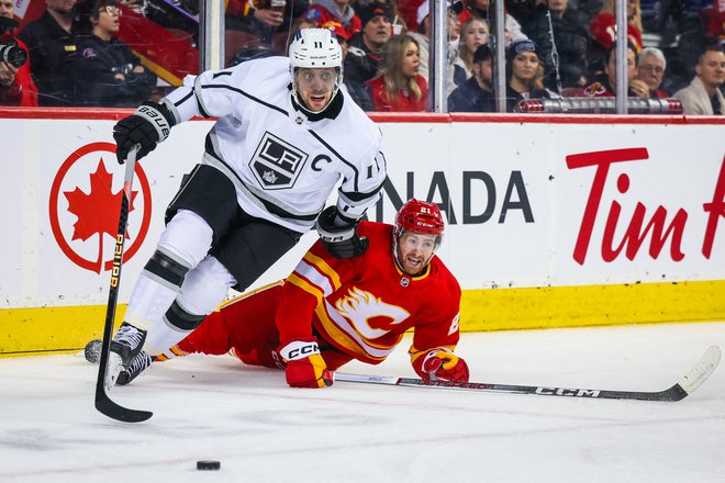 Tudi v Calgaryju je bil Anže Kopitar med najvidnejšimi na ledu. FOTO: Sergej Belski/USA Today Sports