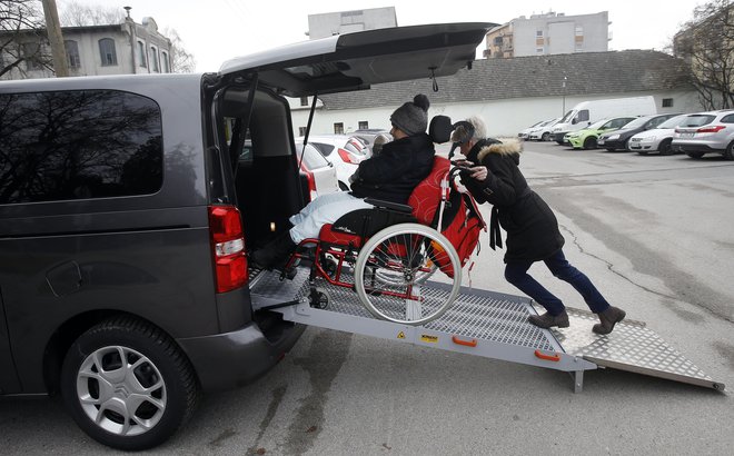 Invalidom, ki čakajo na obravnavo v ambulanti za voznike, bi bil poseben odlok v veliko pomoč. FOTO: Blaž Samec/Delo