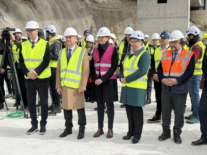 Glavna dela na obeh viaduktih so bila so bila končana pred novim letom, danes pa napredek projekta ocenjuje premier Robert Golob. FOTO: Voranc Vogel/Delo