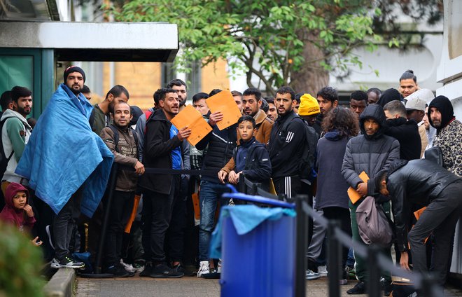 Migranti čakajo na registracijo pred enim od berlinskih nastanitvenih centrov. FOTO: Fabrizio Bensch/REUTERS