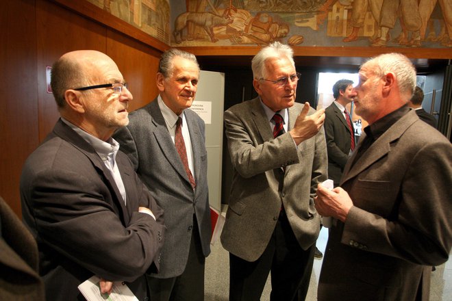 Niko Toš (na fotografiji drugi z desne) je s somišljeniki, med katerimi sta tudi Rudi Rizman (levo) in Dušan Plut (desno), ustanovil Akademijo znanosti za trajnostni razvoj Slovenije. FOTO: Igor Zaplatil/Delo