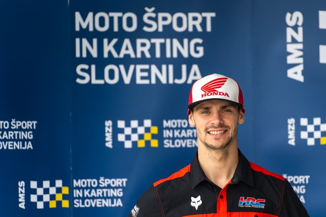 Tim Gajser tekmuje z licenco AMZS. FOTO: Damjan Končar/AMZS