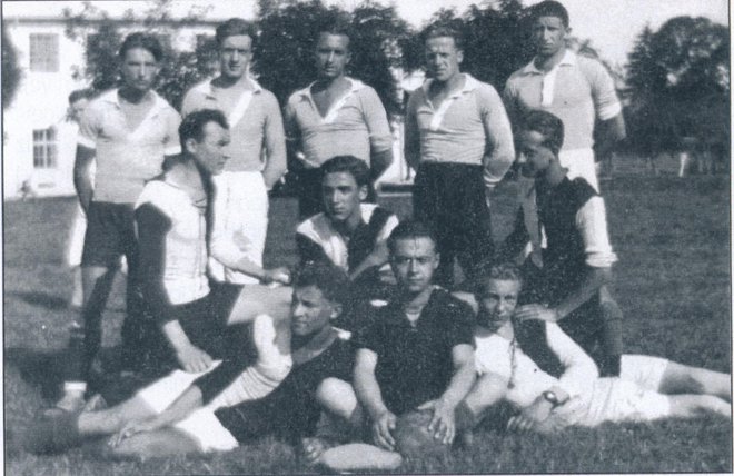 Nogometaši Kamnika na svojem prvem gostovanju v Jaršah leta 1922. Foto Arhiv NK Kamnik