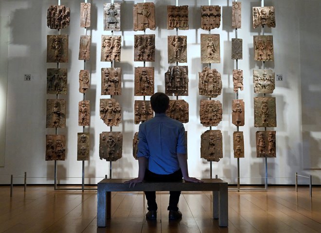 Največjo zbirko naropanih beninskih umetnin, več kot 900 eksponatov, hrani Britanski muzej. FOTO: Toby Melville/Reuters