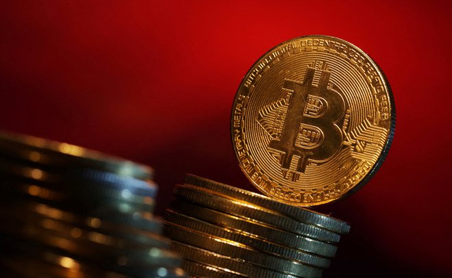 Vrednost bitcoina je minuli teden presegla 63.000 dolarjev FOTO: Dado Ruvić/Reuters