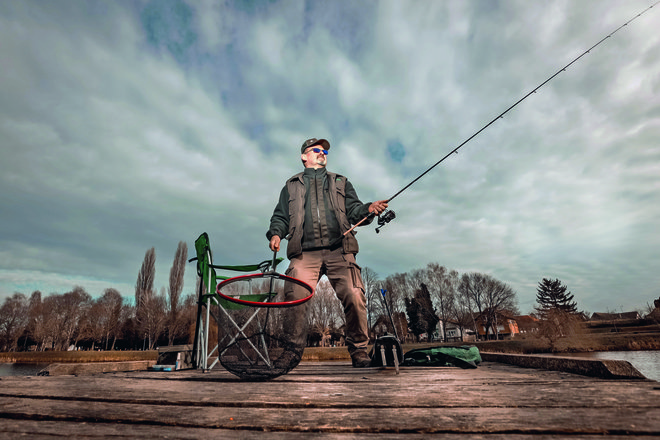 Zoltan Tot je imel le pet let, ko mu je oče prvič dal v roke ribiško palico in ga peljal lovit ribe v Lanko, kanal, nedaleč od njihove družinske hiše v Dardi. FOTO: Danijel Soldo/CROPIX