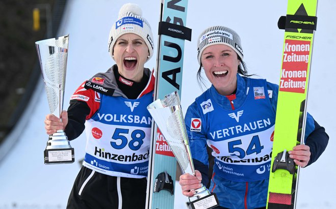 Avstrijki Eva Pinkelnig in Jacqueline Seifriedsberger sta se že tretjič zapored skupaj zavihteli na zmagovalni oder. FOTO: Barbara Gindl/AFP