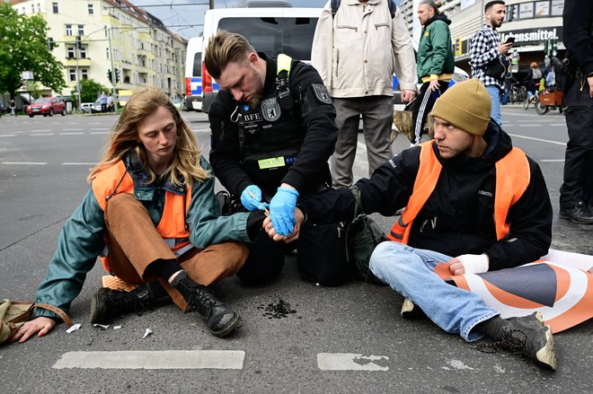 Aktivisti Zadnje generacije so napovedali konec blokad prometa z lepljenjem na ceste. FOTO: John Macdougall/AFP