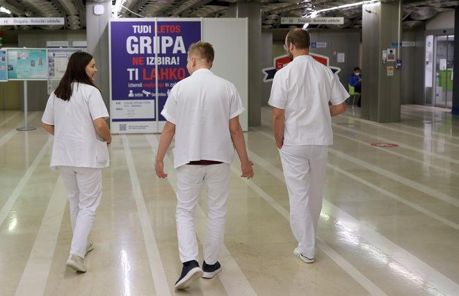 Manjše bolnišnice so po umiku soglasij zdravnikov na slabšem kot velike, saj na njihovo delovanje vpliva izpad vsakega zdravnika. FOTO: Blaž Samec/Delo