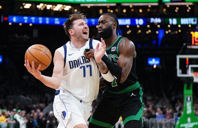 Luka Dončić (ob njem Jaylen Brown) je bil s 37 točkami najboljši strelec tekme v Bostonu. FOTO: David Butler/Usa Today Sports