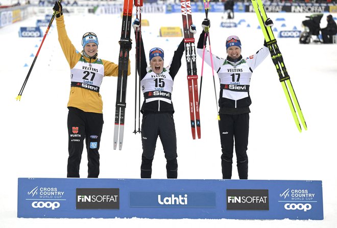 Finski zvezdnici Kristi Pärmäkoski (na sredini) sta družbo na odru za najboljše delali drugouvrščena Nemka Victoria Carl (levo) in tretjeuvrščena rojakinja Kerttu Niskanen (desno). FOTO: Vesa Moilanen/AFP