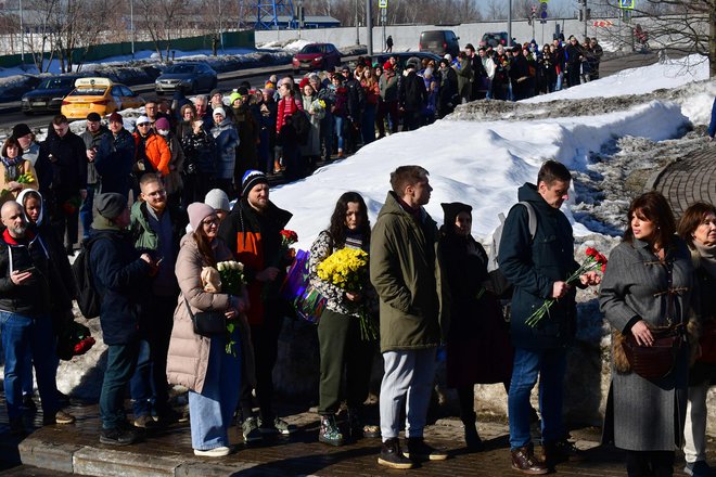 Žalujoči obiskujejo grob na moskovskem pokopališču Borisov, da bi se poklonili enemu najglasnejših kritikov Kremlja. Policija je danes dogajanje opazovala, vendar ni posredovala. FOTO: Olga Maltseva/AFP