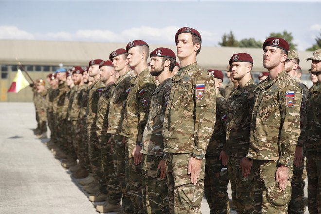 Pripadniki in pripadnice Slovenske vojske so plačani visoko usposobljeni profesionalci. Vojska v družbi uživa visoko stopnjo zaupanja, državljani se večinoma počutijo varne, zato kljub zaostrenim varnostnim razmeram še ni razlogov za ponovno uvedbo naborništva. Foto Blaž Samec