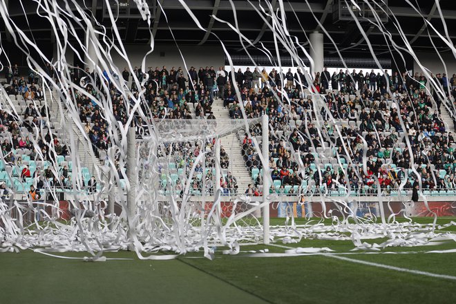 Navijaška skupina Green Dragons je prekinila tekmo v prvem polčasu. FOTO: Leon Vidic