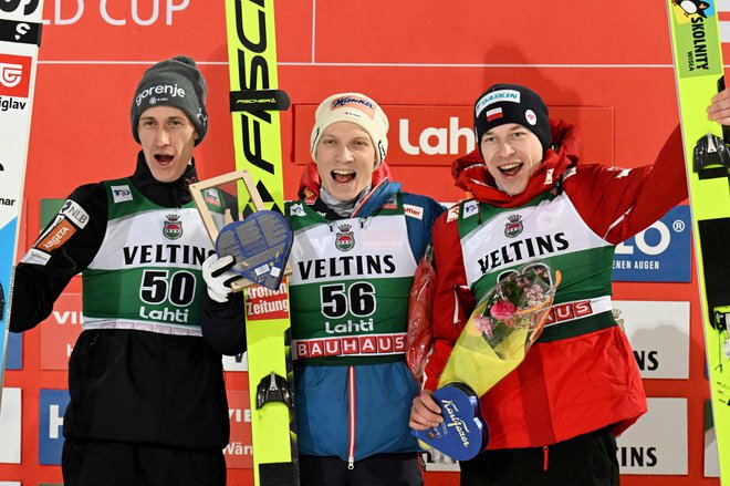 Peter Prevc (levo) je moral včeraj v Lahtiju priznati premoč le Avstrijcu Janu Hörlu (na sredini). Poljak Aleksander Zniszczol (desno) se je s 3. mestom prvič zavihtel na zmagovalni oder. FOTO: Jussi Nukari/AFP