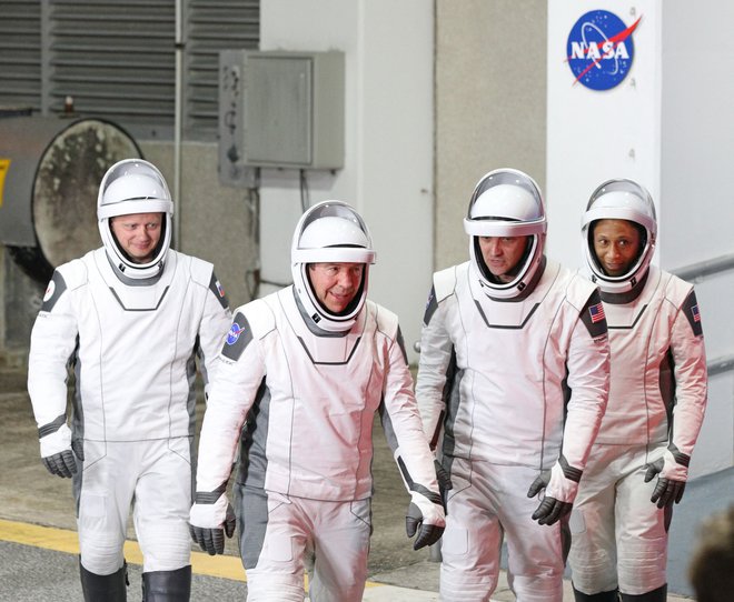 Od leve: Aleksander Grebenkin, Michael Barratt, Matthew Dominick in Jeanette Epps ob izhodu iz stave Neila Armstronga v Kennedyjevem vesoljskem centru na Floridi. FOTO: Gregg Newton/AFP