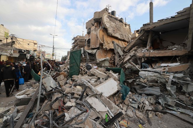 Palestinsko ministrstvo za zdravje v Gazi je danes sporočilo, da je v zadnjih 24 urah umrlo 124 ljudi. FOTO: Mohammed Abed/AFP