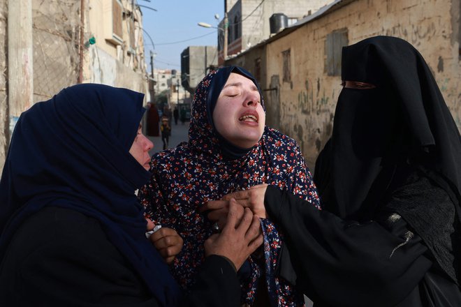 Rania Abu Anza, mati dvojčkov Naeema in Wissama, ki sta bila ubita v nočnem izraelskem zračnem napadu, žaluje za njuno smrtjo pred pogrebom v Rafahu na jugu Gaze 3. marca 2024, ko se konflikt med Izraelom in palestinsko militantno skupino Hamas nadaljuje. Foto: Mohammed Abed/Afp