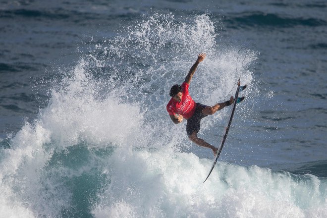 Na plaži La Marginal v Arecibu v Portoriku Brazilec Gabriel Medina tekmuje na svetovnih deskarskih igrah 2024, ki jih organizira Mednarodna deskarska zveza (ISA). Tekmovanje je kvalifikacijsko za olimpijske igre v Parizu leta 2024. Foto: Ricardo Arduengo/Afp