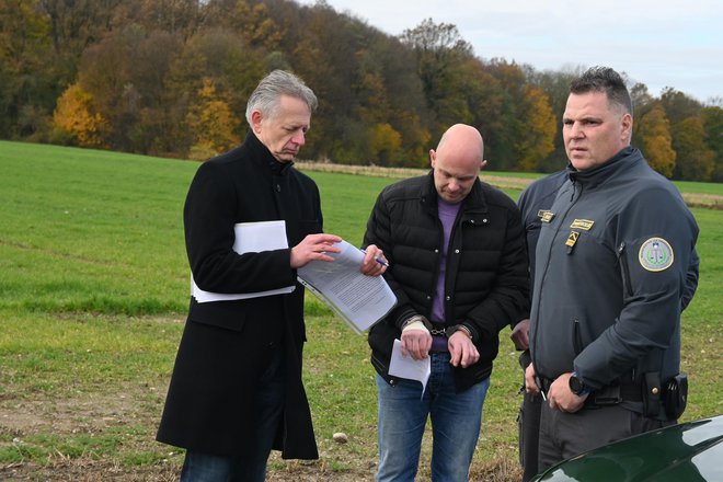 Obtoženi v družbi zagovornika Andreja Kaca na prizorišču zločina.

FOTO: Oste Bakal