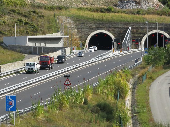 Promet skozi Markovec gre zdaj dvosmerno po levi cevi (gledano iz izolske smeri). FOTO: Ljubo Vukelič