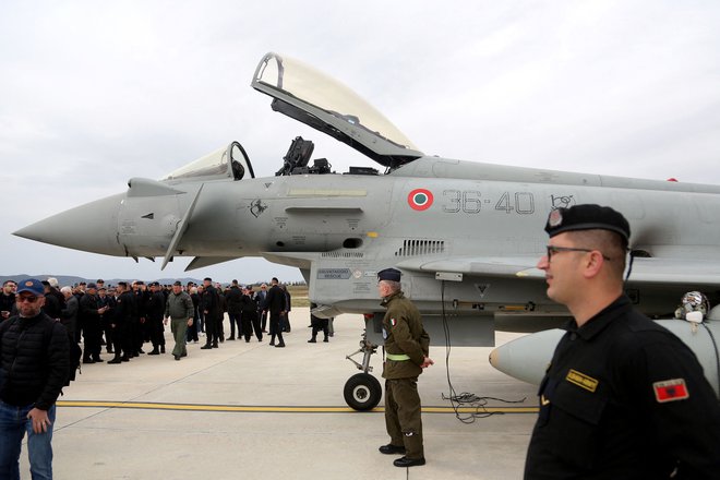 Z naložbo v vrednosti več kot 50 milijonov evrov je zveza Nato posodobila staro oporišče albanskih letalskih sil. FOTO: Stringer/AFP