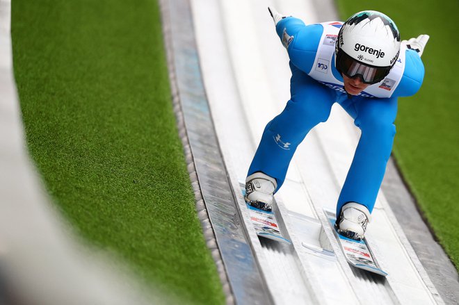 Peter Prevc iz enega konca tedna v drugega dokazuje, da se lahko še vedno bolj ali manj enakovredno kosa z vsemi najboljšimi smučarskimi skakalci na svetu. FOTO: Kai Pfaffenbach/Reuters