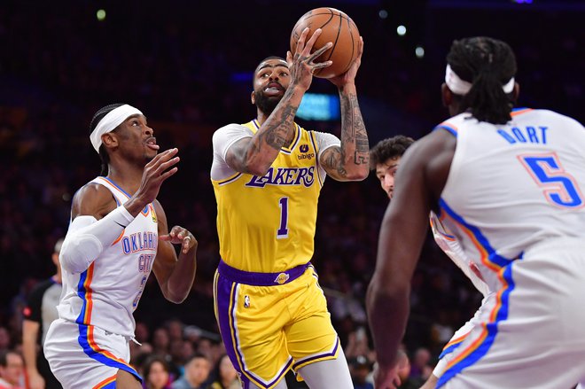 D'Angelo Russell (z žogo) je tokrat prispeval največ točk za zmago Jezernikov. FOTO: Gary A. Vasquez/Usa Today Sports