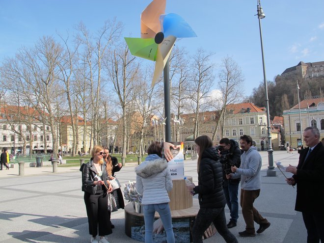 Veliko sonca in malo vetra na Kongresnem trgu, podobno kot je videti razvoj projektov obnovljivih virov energije pri nas. FOTO: Borut Tavčar/Delo