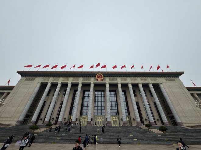 Xi Jinping je zapustil oder ob 10.17, glavna vrata po javni seji kongresa pa so zaprli že ob 10.48. FOTO: Aljaž Vrabec