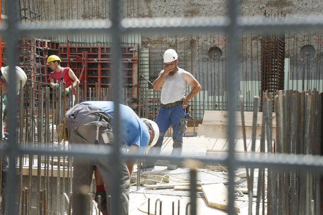 Gradbeni delavci sodijo med tiste, ki jih v Evropi najbolj primanjkuje. Foto Leon Vidic/Delo