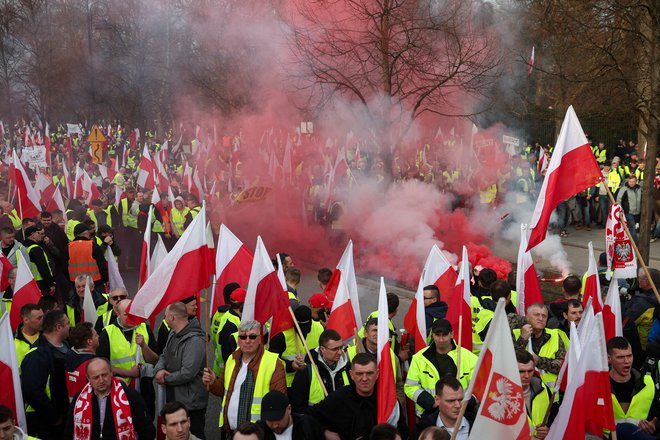 Poljski kmetje svoje nezadovoljstvo izražajo z blokado meje in protesti v Varšavi. Foto Kacper Pempel/Reuters