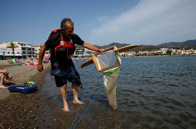 Obale so eno največjih skladišč mikroplastike. FOTO: Albert Gea/Reuters