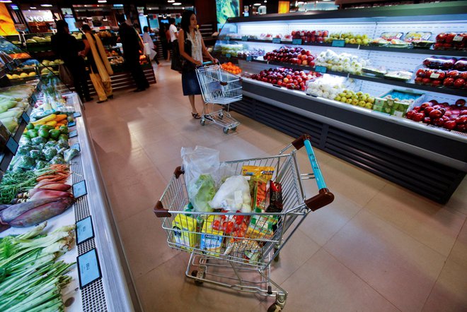 Pri nakupovanju hrane in pripravi bi se morali čim bolj držati osnovnih živil. FOTO: Reuters