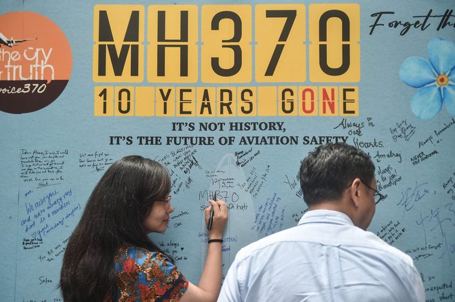 V letalu, ki je pred desetimi leti strmoglavilo na poti iz Kuala Lumpurja v Peking, je bilo 227 potnikov in 12 članov posadke. FOTO: Arif Kartono/AFP