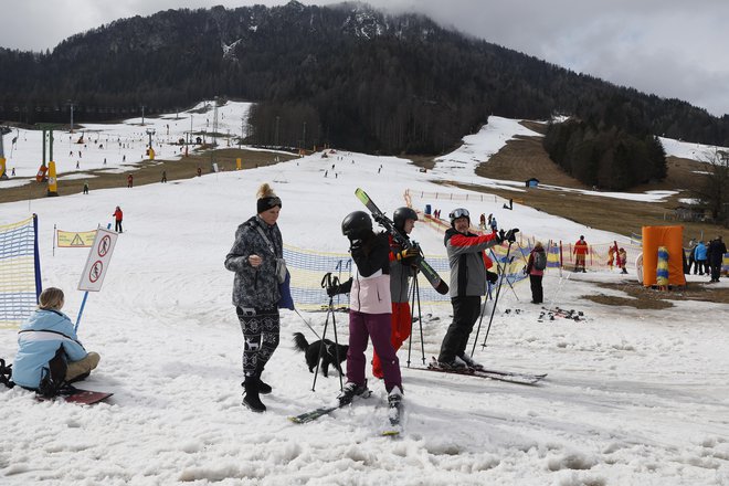 Kranjska Gora v teh dneh kaže prav žalostno podobo. FOTO: Leon Vidic/Delo